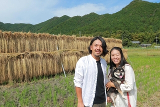 小新屋集落に移住した西尾浩平さん、侑香理さん夫妻と、愛犬の「一烋君」＝丹波市山南町小新屋