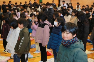 阪神・淡路大震災の犠牲者をいたみ、黙とうをささげる児童ら＝竹山小学校