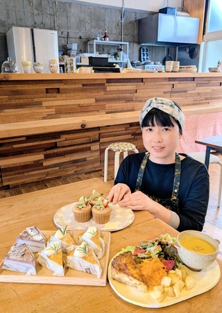 自慢のケーキのほか、キッシュやスープのワンプレートランチを手作りする馬川可恵さん＝丹波篠山市福住