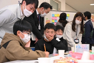 友だちや市職員と話しながら、理想の丹波市の姿について考える子どもたち＝春日住民センター