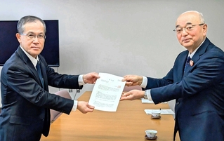 県立高校統合についての意見書を、藤原俊平・県教育長（左）へ手渡す酒井隆明・丹波篠山市長＝神戸市東灘区