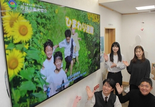 丹波市観光協会の新しいＰＲ動画と制作に携わった面々＝丹波市春日町七日市