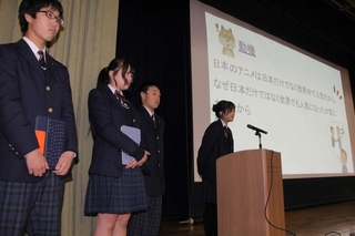 体育館の舞台上で自分たちの探究について説明する生徒たち＝柏原高校
