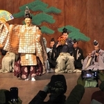 改修された舞台で扇子を手に舞う翁＝春日神社