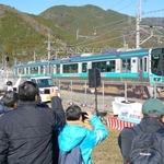 １００周年を迎えた当日、鉄道ファンたちに迎えられ谷川駅に到着する加古川線の電車＝２０２４年１２月２７日、丹波市山南町池谷