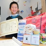 最優秀賞の賞状を手に満面の笑みを見せる北村実さん＝丹波篠山市新荘