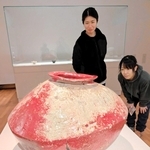 「割れ」を妙味として出展した、大西雅文さんの「赤丹波破大壺」＝兵庫陶芸美術館