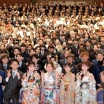 ２０歳の節目をかみしめ、記念写真に納まる若者たち＝丹波市柏原町柏原