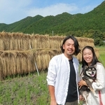 小新屋集落に移住した西尾浩平さん、侑香理さん夫妻と、愛犬の「一烋君」＝丹波市山南町小新屋