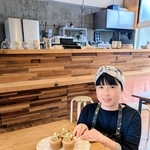 自慢のケーキのほか、キッシュやスープのワンプレートランチを手作りする馬川可恵さん＝丹波篠山市福住