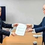 県立高校統合についての意見書を、藤原俊平・県教育長（左）へ手渡す酒井隆明・丹波篠山市長＝神戸市東灘区