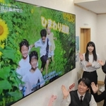 丹波市観光協会の新しいＰＲ動画と制作に携わった面々＝丹波市春日町七日市