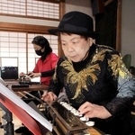 大正琴の演奏で感謝の気持ちを表す善本凉子さん＝新郷公民館