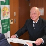 丹波市に寄付金を贈呈し、感謝状を受け取る大下亨さん。「丹波市三ツ塚マラソン大会」の実行委員会会長を約２０年務めた＝丹波市役所