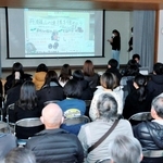 農業の現場体験を通じて学んだ地域課題や解決案などを発表する学生たち＝丹波篠山市中野