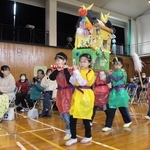 手作りしたみこしを担いで創立１５０年を祝う１年生たち＝船城小学校