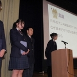 体育館の舞台上で自分たちの探究について説明する生徒たち＝柏原高校
