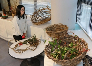 つる植物を使ったさまざまな作品が並ぶ展示会場＝青垣いきものふれあいの里