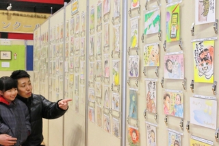 全国から寄せられた応募作品が並ぶ展示会場＝丹波市柏原町田路