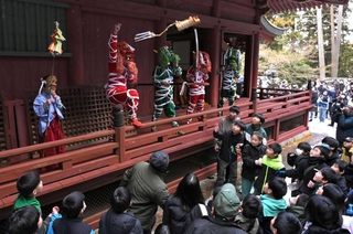 法道仙人を先頭に４匹の鬼が本堂を練り歩く鬼こそ。最後に御利益があるとされるたいまつを参拝客らに投げる＝丹波市山南町谷川、常勝寺