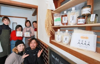 こうじ調味料などの販売コーナーを設けた「ＯＮＥ　ＢＥＡＮＳ」の加工所＝丹波篠山市西古佐