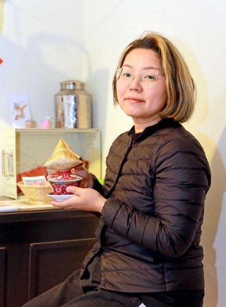 名物グルメ「丹波黒豆肉粽」を生み出したザ・よしこさん。今は文化人と呼ばれることを目指し、地域の伝統文化への造詣を深めている＝丹波篠山市福井