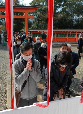 平穏を祈り手を合わせる人たち＝丹波市柏原町柏原