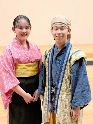 助太郎役の川口蹴斗さん（右）と妻おしの役の上川琴音さん＝田園交響ホール