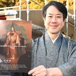 能舞台の建設へ寄付を呼びかける能楽師の上田敦史さん＝丹波市氷上町石生