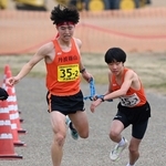 男子・丹波篠山市の２区河口航生選手（左）からたすきを受け取る３区大月拓実選手＝加古川市の加古川河川敷マラソンコース（撮影・斎藤雅志）