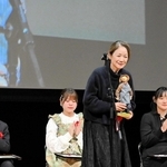 大賞に選ばれた大永恵子さん（右から２番目）。主人公の人形「きりさん」を手に感謝の言葉を述べる＝四季の森生涯学習センター
