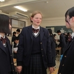 クラスメートと話すイングリッドさん＝柏原高校