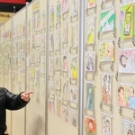 全国から寄せられた応募作品が並ぶ展示会場＝丹波市柏原町田路