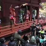 法道仙人を先頭に４匹の鬼が本堂を練り歩く鬼こそ。最後に御利益があるとされるたいまつを参拝客らに投げる＝丹波市山南町谷川、常勝寺