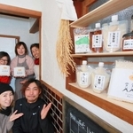 こうじ調味料などの販売コーナーを設けた「ＯＮＥ　ＢＥＡＮＳ」の加工所＝丹波篠山市西古佐