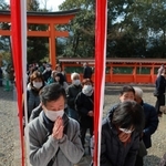 平穏を祈り手を合わせる人たち＝丹波市柏原町柏原