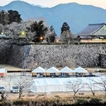 テントやトイレが設置され、「丹波篠山ＡＢＣマラソン」の大会準備が進む篠山城跡＝丹波篠山市北新町