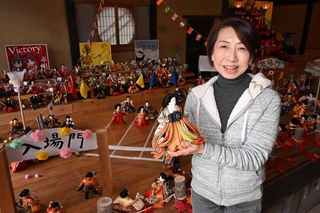 衣川會舘の会場でお気に入りのひな人形を手にする発起人の衣川百合香さん＝丹波市青垣町佐治