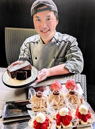 オリジナル商品の「住山ごぼうのガトーショコラ」を手にする菓子職人・松木満さん＝丹波篠山市住山