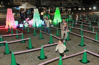 夕闇の中、巨大迷路を楽しむ子どもら＝丹波市山南町谷川