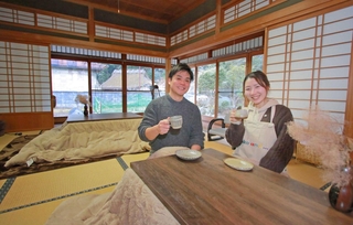 東京から移住し、古民家を改装したカフェ「豆炭」を開く上村舞衣さん、卓也さん夫妻＝丹波篠山市曽地中