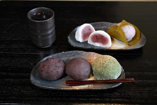 「餅の神田屋」のおはぎや大福＝丹波市柏原町柏原