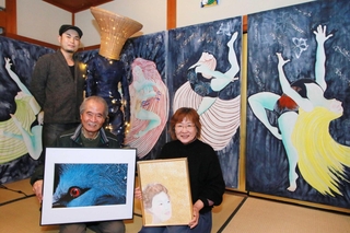 展示拠点以外で初の作品展に臨む芸術家族のメンバーたち＝丹波篠山市今田町木津