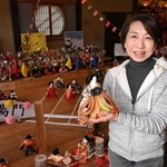 衣川會舘の会場でお気に入りのひな人形を手にする発起人の衣川百合香さん＝丹波市青垣町佐治