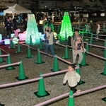 夕闇の中、巨大迷路を楽しむ子どもら＝丹波市山南町谷川