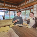 東京から移住し、古民家を改装したカフェ「豆炭」を開く上村舞衣さん、卓也さん夫妻＝丹波篠山市曽地中