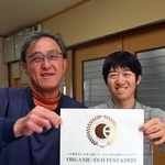 「身体に美味しい農産物コンテスト」のホウレンソウ部門で最優秀賞に輝いた北山浩治さん（左）と高嶋渓吾さん＝丹波市市島町上田