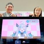 丹波地域発のプロジェクトをアピールする「ＩＺＡＮＹ」の垣崎辰徳社長（左）ら＝丹波市氷上町成松
