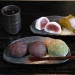 「餅の神田屋」のおはぎや大福＝丹波市柏原町柏原