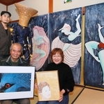 展示拠点以外で初の作品展に臨む芸術家族のメンバーたち＝丹波篠山市今田町木津